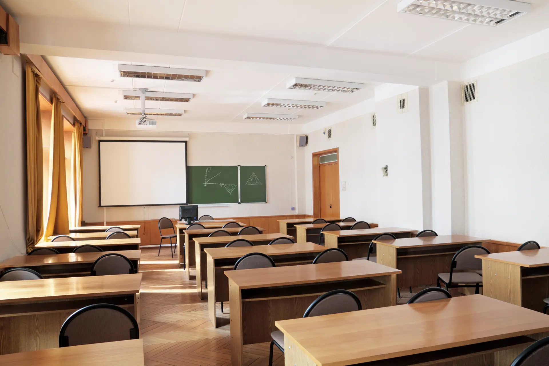 Centro educativo con paredes y techo pintados de blanco